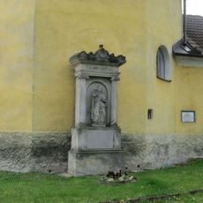 Kaplička v Libkově Vodě u kostela