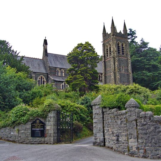 Gates, gate piers and flanking walls at S entrance to church of St John
