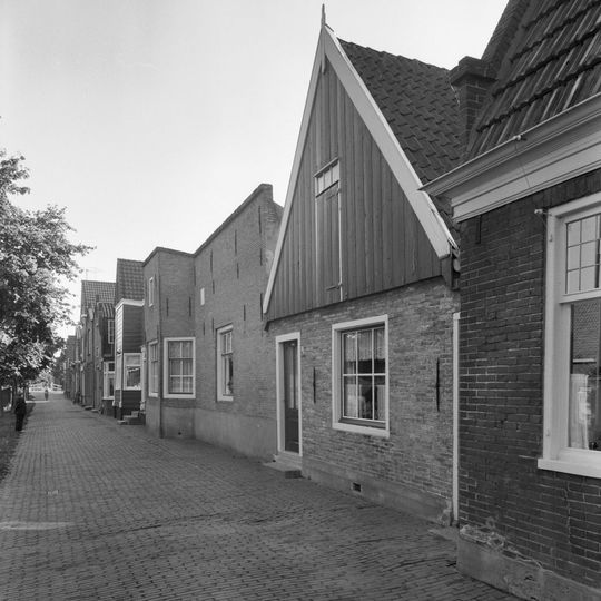 Eenvoudig pandje met houten voorschot waarin vlieringluik