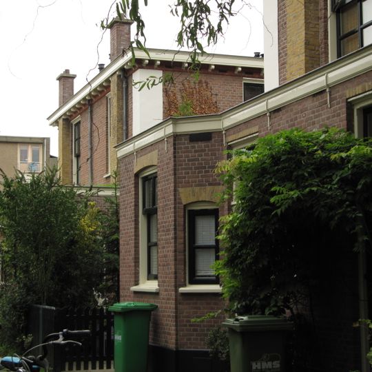 Blok van vier rug-aan-rug gebouwde woningen op vierkante plattegrond, bestaande uit begane grond en verdieping onder een plat dak