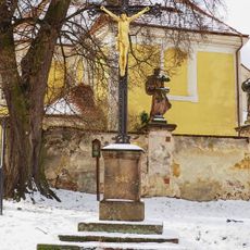 Kříž v Jesenici u kostela