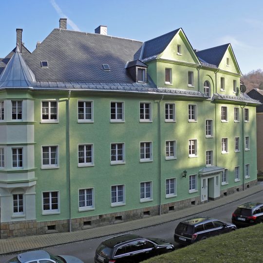 Doppel-Mietshaus in halboffener Bebauung, zusammen mit Bahnhofstraße 6 Emil-Lange-Straße 7