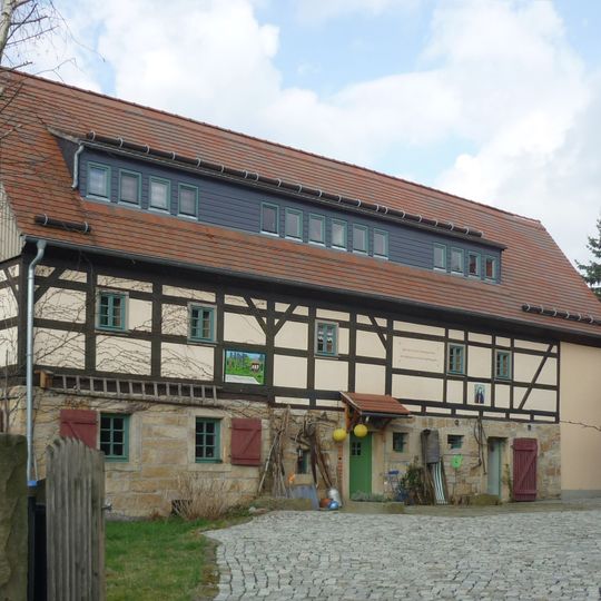 Wohnstallhaus, davor Steinbank, und Scheune eines Zweiseithofes Richard-Wagner-Straße 52