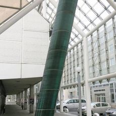 Skleněný obelisk v kolonádě u Domu kultury v Teplicích