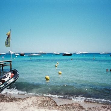 Spiagge segrete in Europa: coste isolate, formazioni naturali, sentieri costieri