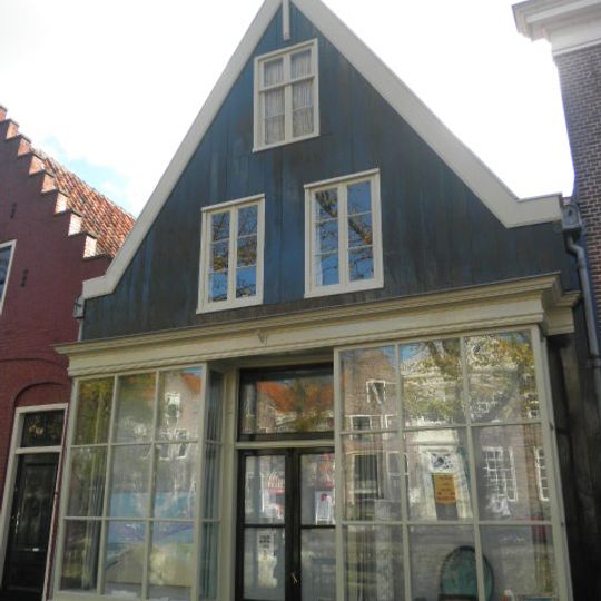 Eenvoudig huis onder hoge steile kap