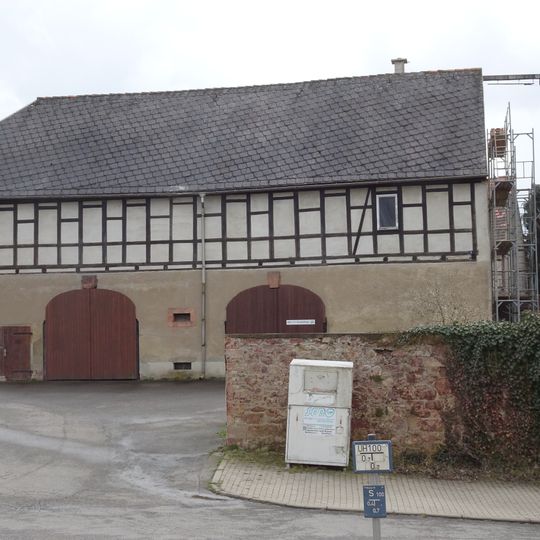 Wohnstallhaus, Scheune, Stallscheune, Seitengebäude mit alter Hofpflasterung und Miststatt eines Vierseithofes Rochlitzer Straße 5