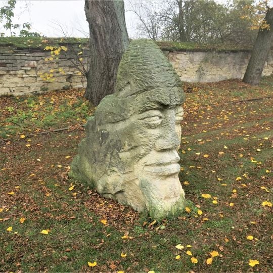 Kamenná plastika v Sokolském parku v Dolním Slivně