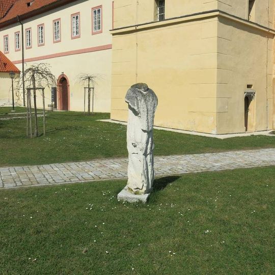 Torzo sochy v klášterní zahradě v Českém Krumlově