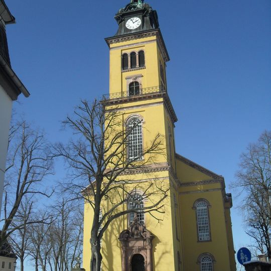 Sachgesamtheit Ev. Stadtkirche und Kirchhof mit folgenden Einzeldenkmalen: Kirche mit Ausstattung, Kirchhof, Denkmal für die Gefallenen des Ersten Weltkrieges, Denkmal für die Gefallenen von 1870/71, Grabmal, Gedenkstein und sog. Lotter-Linde (sieh