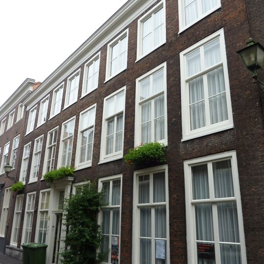 Pand met gevel ter breedte van acht traveeën, fraaie deuromlijsting