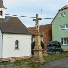 Kříž ve Veselíčku u kaple na návsi
