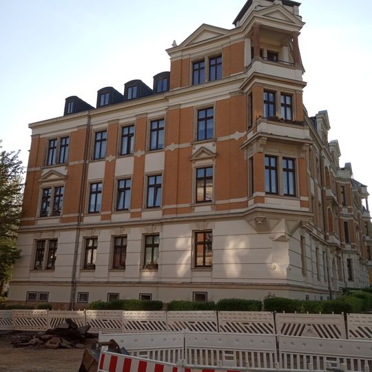 Mietshaus in halboffener Bebauung und Ecklage Humboldtstraße 9