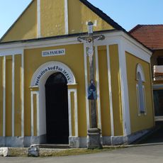 Kříž u kaple svatých Cyrila a Metoděje v Nišovicích