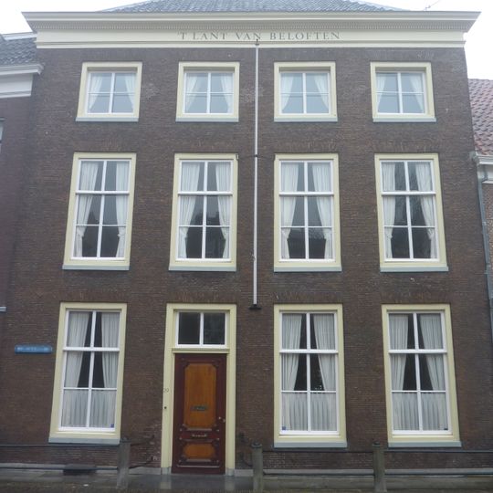 Pand met hoge bakstenen gevel met rechte getande kroonlijst, stenen stoeppalen