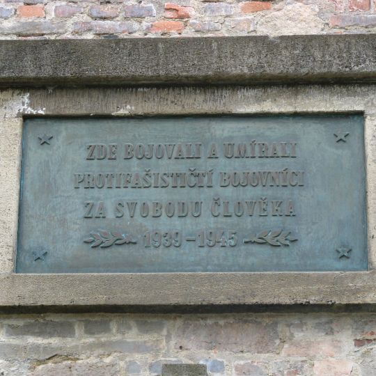 Pamětní deska protifašistickým bojovníkům na Špilberku v Brně