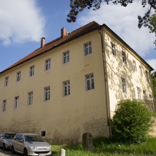 Pfarrhaus in offener Bebauung Schulberg 3