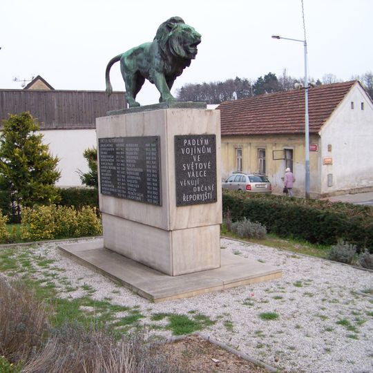 Pomník padlým na náměstí U Lva v Řeporyjích