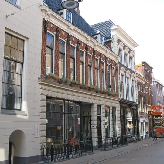 Negen traveeën breed pand