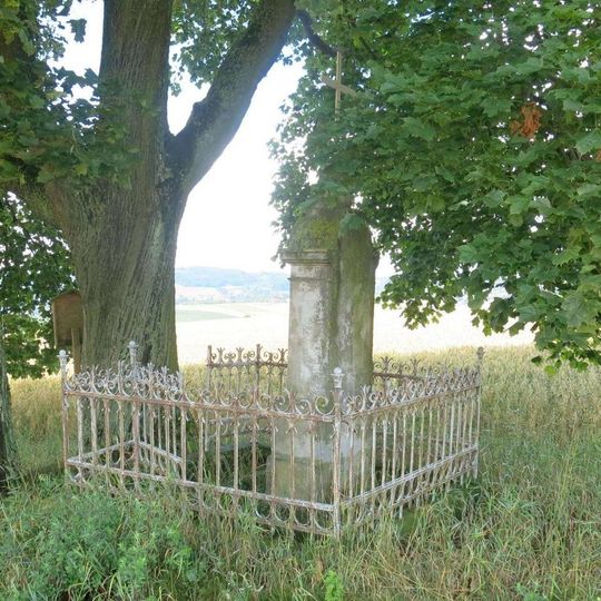 Kříž v poli poblíž cesty na Císařovu hůru nad Novou Vsí nad Popelkou