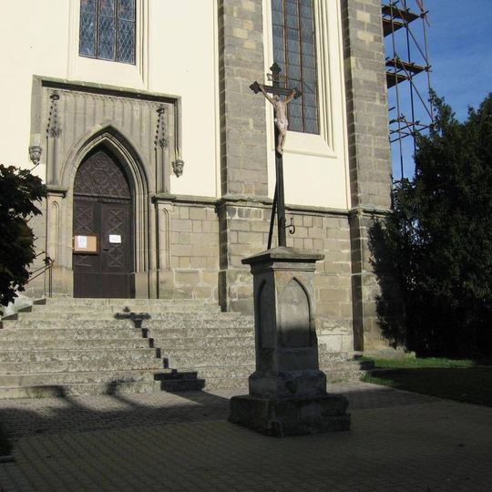 Pamětní kříž před kostelem Panny Marie Vítězné ve středu Řepína