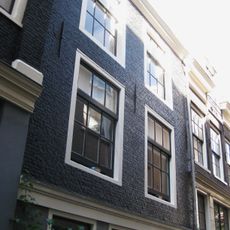 Huisje onder dwars dak met zeer oude vensterkozijnen waarin latere goede roedenverdelin