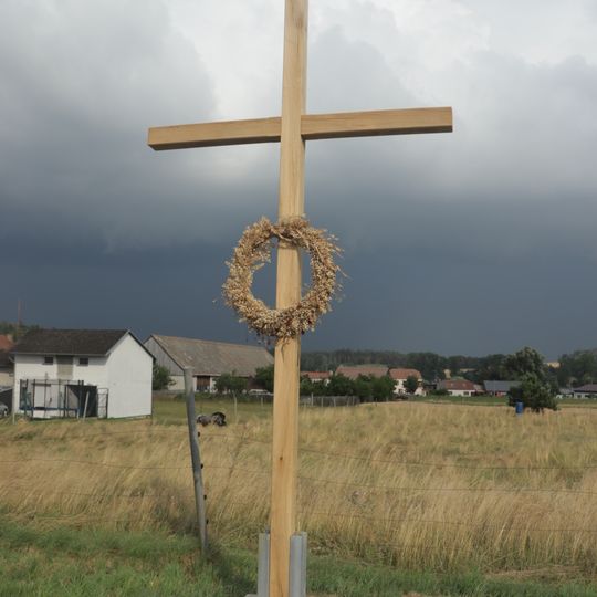 Dřevěný kříž z roku 2021 ve Valdíkově