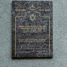 Pamětní deska obětem holokaustu z Falknovska v ulici Maxima Gorkého v Sokolově