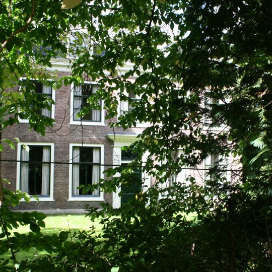 Rechthoekig landhuis, houten deuromlijsting