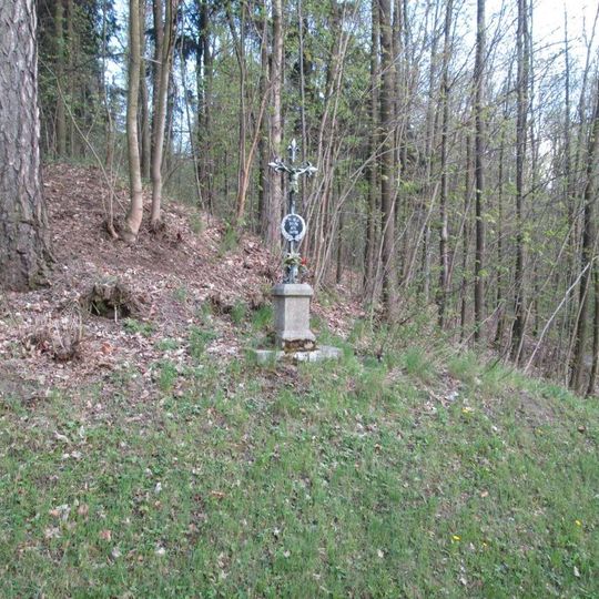 Kříž východně od Kamenice nad Lipou nad rybníkem