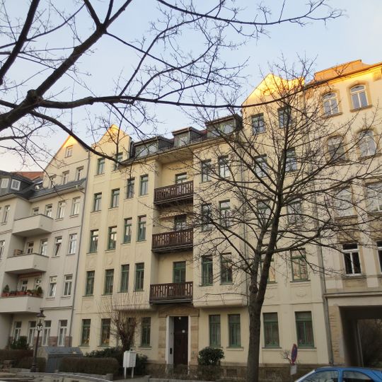 Mietshaus in geschlossener Bebauung mit Vorgarten Lohrstraße 40
