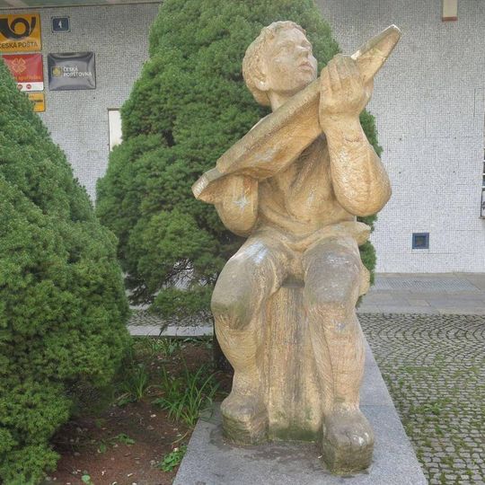 Socha chlapce s raketou před poštou v Seifertově ulici v Neštěmicích