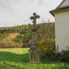 Kříž v Bušíně u Studené Loučky vedle kaple