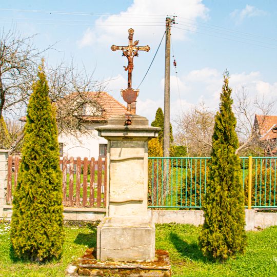 Kříž v Horní Rovni poblíž školy