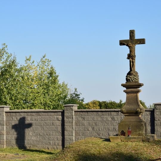 Kamenný kříž u hřbitova v Místě
