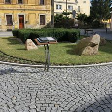 Pomník partnerství s městem Rastatt u městského úřadu v Ostrově nad Ohří