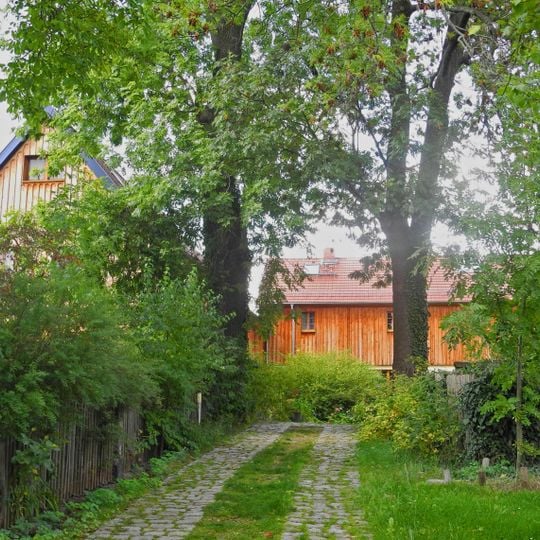 Wohnstallhaus, Seitengebäude und Scheune eines Dreiseithofes, sowie Trockenmauern, Bauerngarten und zwei Hofbäume Untere Dorfstraße 6