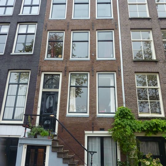 Pand met gevel onder rechte lijst