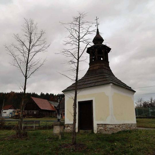 Kříž před kapličkou ve starém Zaječově