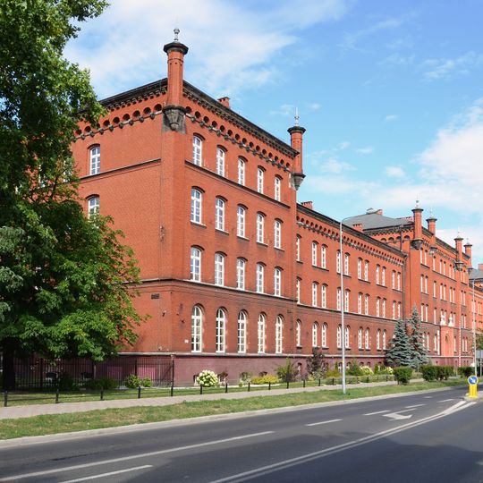 Gmach komendantury, ob. szkoła