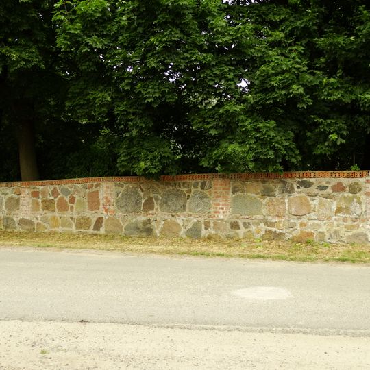 Ogrodzenie - mur kamienno-ceglany