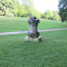 Socha Objetí v parku u Ferdinandova pramene v Mariánských Lázních