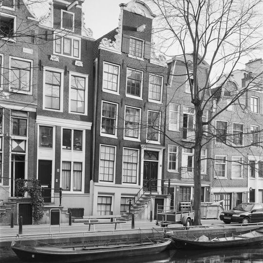 Pand met halsgevel met vleugelstukken van het 'type met doorboorde bloem' en ornament in de afdekking