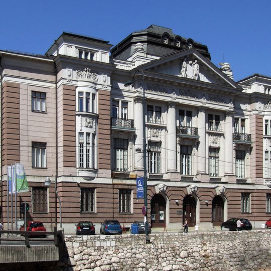 Banque sur la rive de l'Obala