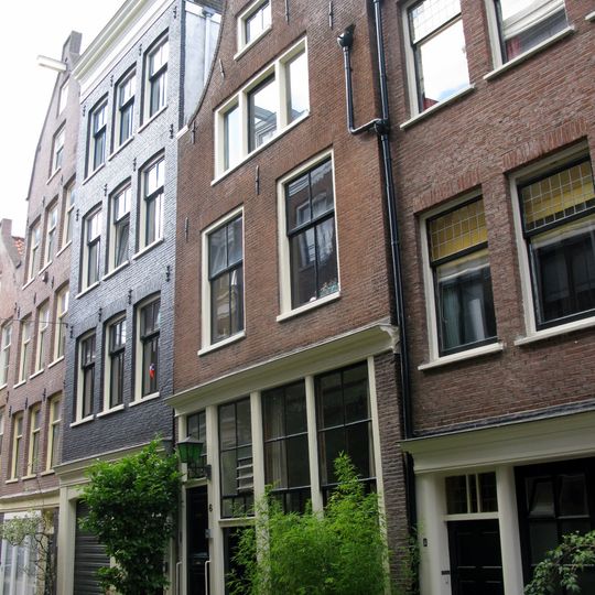 Huis met latere gevel onder klokvormige top met rollagen