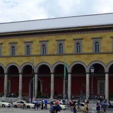 Maximilianstraße 2, Loggia