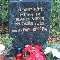 Pomník Pavla Kopřivy u silnice východně od Předboje