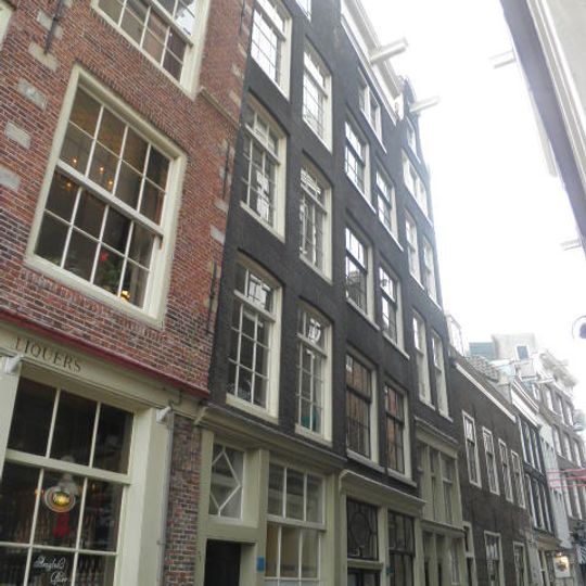 Pand met gevel onder rechte lijst