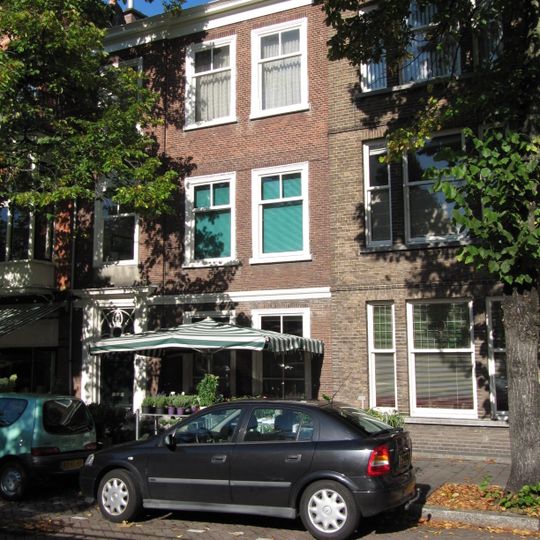 Voormalige pakhuis, onder schilddak. Over het achtergedeelte van dit pakhuis een zadeldak. Tuinmuur met poortje naast het pand De schoorsteen wordt bekroond door een gemetseld klokkestoeltje