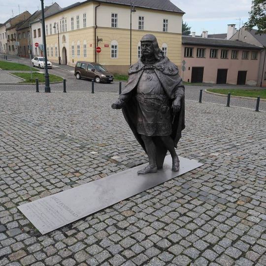 Socha krále Jiřího z Poděbrad v Toužimi